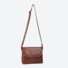 The Monte Axelremsväska med lock i skinn, Medium – Cognac